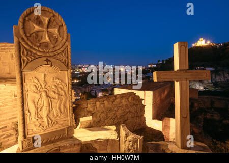 L'icône orthodoxe et croix de bois sur le domaine de l'ancienne forteresse Narikala. Vue de soir Ville et monastère de la Transfiguration Tabor sur Tabori Banque D'Images