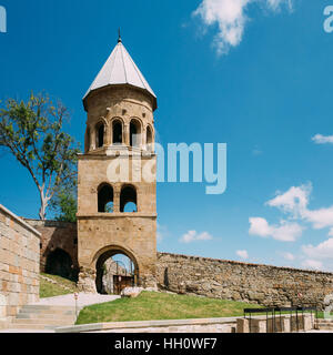 Mtskheta (Géorgie). Le Three-Story au monastère de Samtavro Clocher domaine complexe avec mur de pierre en journée ensoleillée sous le bleu ciel nuageux. Banque D'Images