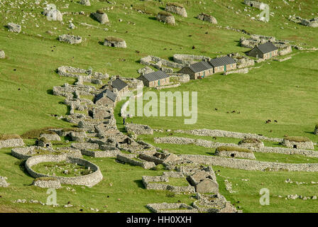 Vue aérienne de Hirta village-rue et cimetière circulaire, St Kilda, Hébrides extérieures, en Écosse, Royaume-Uni Banque D'Images