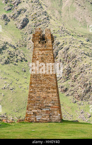 Ancienne Vieille Tour en pierre sur fond de montagne dans Village Sioni, Kazbegi district, région de Mtskheta-Mtianeti, Géorgie. Printemps ou Été. Fa Banque D'Images