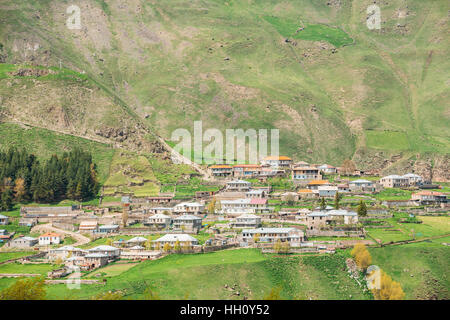 Tkarsheti sur fond de montagne Village de Kazbegi district, région de Mtskheta-Mtianeti, Géorgie. Printemps ou été, Banque D'Images