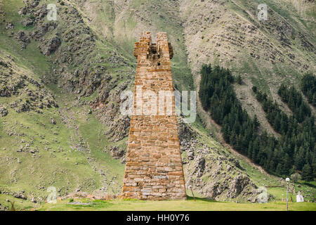 Ancienne Vieille Tour en pierre sur fond de montagne dans Village Sioni, Kazbegi district, région de Mtskheta-Mtianeti, Géorgie. Printemps ou Été. Fa Banque D'Images