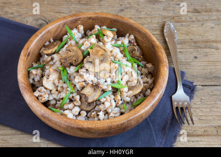 Le sarrasin traditionnelle russe avec les champignons et ciboulette sur fond de bois Banque D'Images