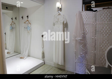 Robes de mariage blanc dans un magasin de charité Banque D'Images