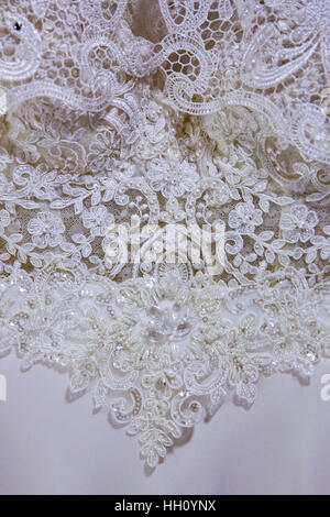 Robes de mariage blanc dans un magasin de charité Banque D'Images