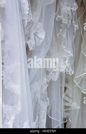 Robes de mariage blanc dans un magasin de charité Banque D'Images