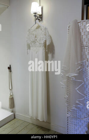 Robes de mariage blanc dans un magasin de charité Banque D'Images