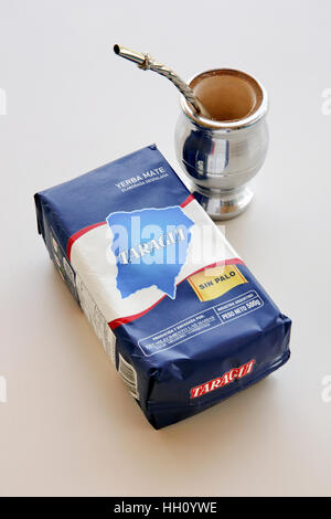 Thé mate et tasse d'argent et de la paille Banque D'Images