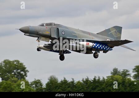 Hellenic Air Force F-4E Phantom landing au Royal International Air Tattoo Banque D'Images