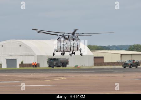 La Royal Navy BlaclkCats Helicopter Display Team arrivant à la Royal International Air Tattoo Banque D'Images