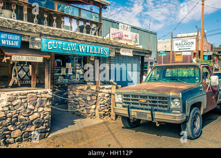 Paysages de l'Ouest sauvage moderne dans Oatman Arizona avec les boutiques touristiques et old rusty pickup voiture à Oatman. Photo en couleur look vintage Banque D'Images