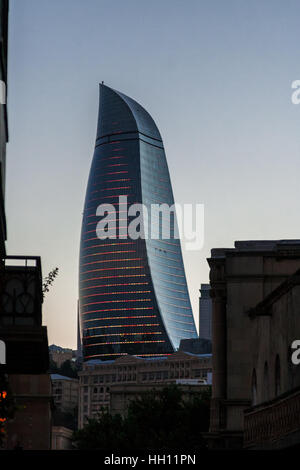 Baku, Azerbaïdjan - Octobre 2, 2016 : Flame Towers dans le paysage urbain. Vue de la vieille ville. Vue panoramique de Bakou, la capitale de l'Azerbaïdjan situé à par t Banque D'Images