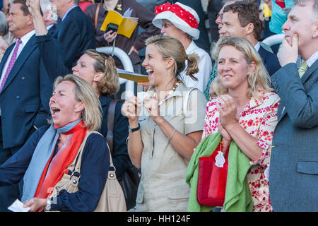 Spectateurs à Goodwood encourager une course de chevaux Banque D'Images