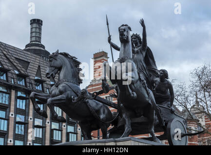 Statue de la Reine Boadicea de Westminster Bridge à Londres en face de Portcullis House utilisé par poliiticians et MPs Banque D'Images