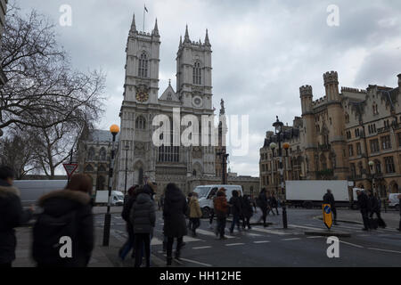 Les personnes qui franchissent un passage pour piétons en face de l'abbaye de Westminster à Londres Banque D'Images