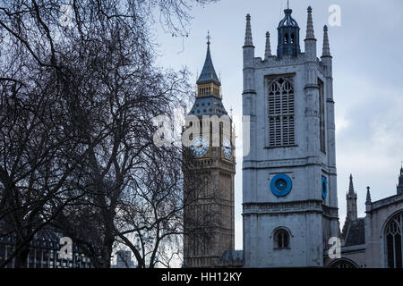 Big Ben et St Margaret's Parish Church in Parliament Square à Londres Banque D'Images