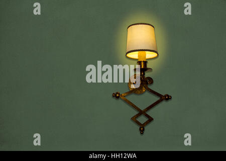Vieille lampe murale en métal avec de l'ombre de la toile Banque D'Images