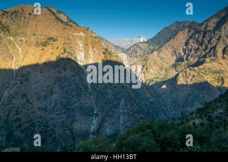 La route de la vallée de Sangla à Nako serpente à travers l'himalaya d'un côté et la rivière Baspa sur un autre Banque D'Images