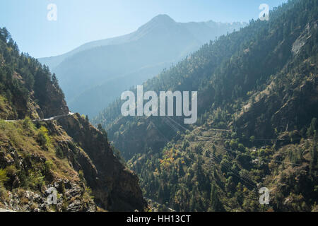 La route de la vallée de Sangla à Nako serpente à travers l'himalaya d'un côté et la rivière Baspa sur un autre Banque D'Images