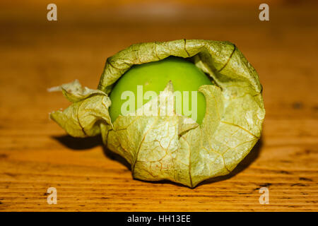 Gros plan du tomatillo bien usé sur la surface en bois Banque D'Images