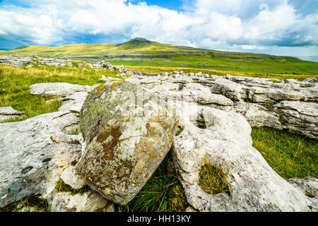 Pierre meulière sur calcaire irrégulier Moor échelles ci-dessus dans l'Ingleton Yorkshire Dales National Park à l'égard Ingleborough Banque D'Images