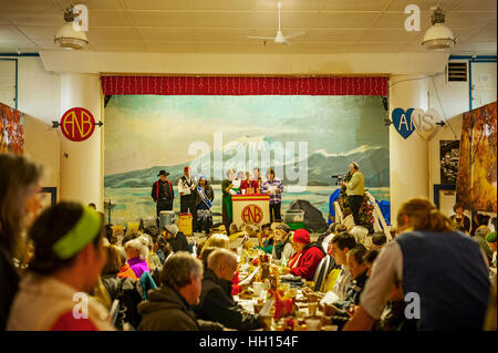 Dîner de Thanksgiving gratuit à la salle des Frères autochtones de l'Alaska à Sitka, en Alaska, aux États-Unis. Banque D'Images