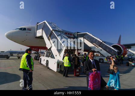 Frankfurt am Main : aéroport de Frankfurt am Main, par les passagers de descendre d'un avion d'Air India, la Hesse, Hesse, Allemagne Banque D'Images