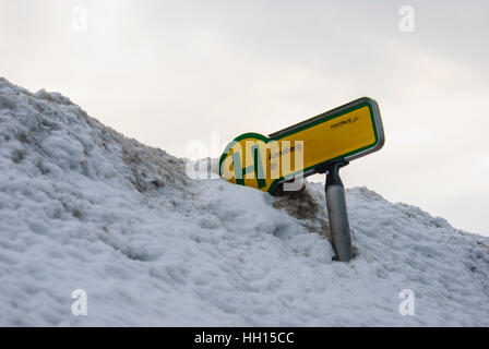 Annaberg : à partir de masses de neige versé bus stop sign, Mostviertel, Niederösterreich, Basse Autriche, Autriche Banque D'Images