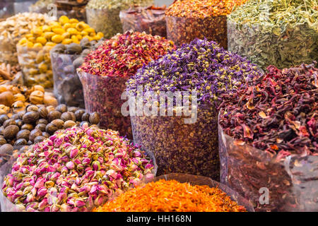 Épices et fines herbes vendus sur le maroc marché traditionnel. Banque D'Images