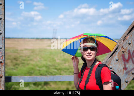 Jeune femme avec parapluie hat Banque D'Images