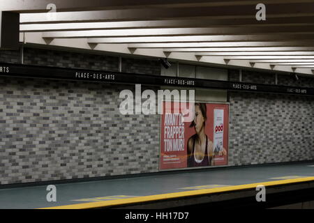 Plate-forme vide à la Place-des-Arts station de métro au centre-ville de Montréal,Québec Banque D'Images