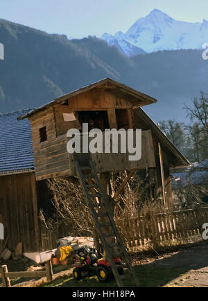 Cette photo, prise en décembre 2016, montrent une maisonnette en face d'une maison à l'extérieur, dans les Alpes tyrolien, à l'extérieur de Mayrhofen, avec les Alpes en arrière-plan. Banque D'Images