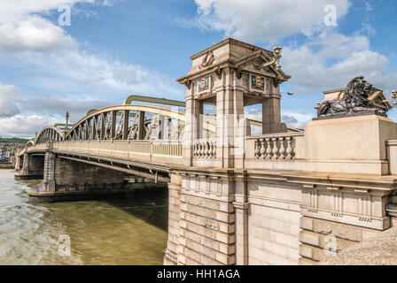 Rochester Railway Bridge traversant la rivière Medway, Kent, sud-est de l'Angleterre Banque D'Images