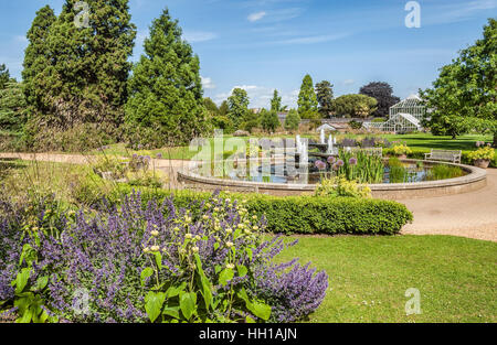 Fontaine au jardin botanique de l'Université de Cambridge, Angleterre Banque D'Images