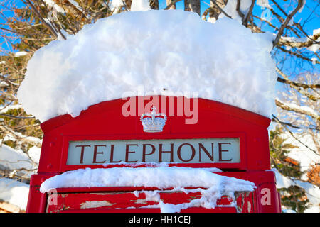 Cabine téléphonique rouge célèbre à Londres, Royaume-Uni couverts par la neige Banque D'Images