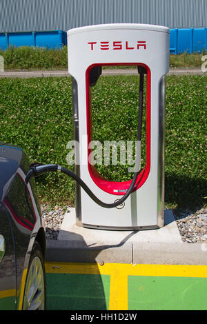 ZURICH - 30 juillet : Tesla Supercharger gare le 30 juillet 2016 à Zurich, Suisse. Tesla Motors développe le réseau de stations de rechargement à travers E Banque D'Images