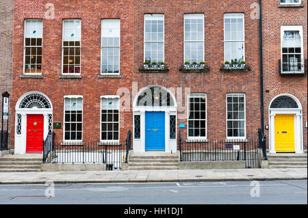 Rouge, bleu et jaune, portes architecture Georgienne, Merrion Street, Dublin, Irlande Banque D'Images