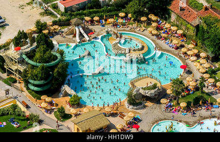 Vue aérienne de Piani di Clodia Camping, Camping, Piscine et terrasse ensoleillée avec parasols, campeurs, Lake Garda, Lazise Banque D'Images