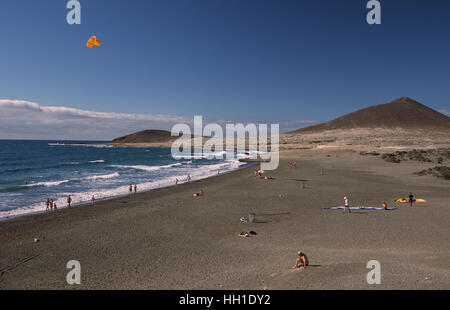 Playa El Medano avec le Montana Roja à l'arrière, Tenerife, Canaries, Espagne Banque D'Images