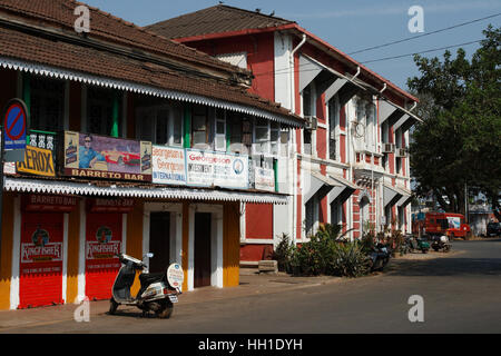 Maisons coloniales colorées dans l'ancien quartier portugais Fontainhas dans Panaji ou Panjim, la capitale de Goa, Inde Banque D'Images