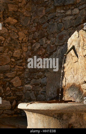 Petite fontaine dans un village alpin italien Banque D'Images