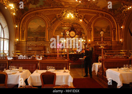 L'Art déco restaurant 'Le Train Bleu' dans la Gare de Lyon Paris France Banque D'Images