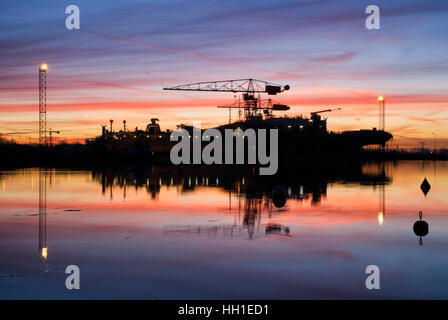 Lever du soleil au-dessus un chantier naval Banque D'Images