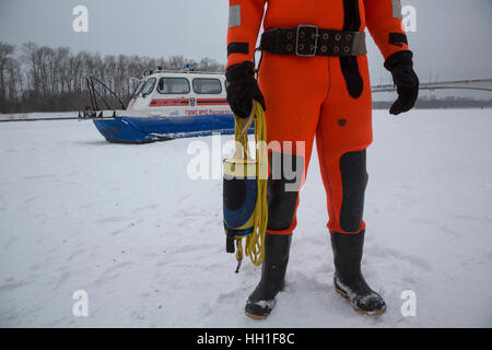 Plongeur-sauveteur du Ministère des situations d'urgence russe patrouille l'eau du fleuve sur la saison d'hiver à Moscou, Russie Banque D'Images