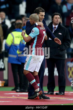 West Ham United's Sofiane Feghouli (à gauche) avec West Ham United manager Slaven Bilic après le coup de sifflet final lors de la Premier League match au stade de Londres, Londres. Banque D'Images