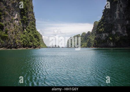 Une vue de l'approche de la Baie d'Halong en bateau du village de pêche au Vietnam. Banque D'Images