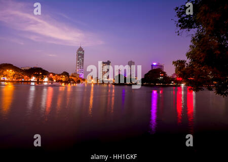 Colombo Le lac Beira, Skyline et les gratte-ciel modernes Banque D'Images