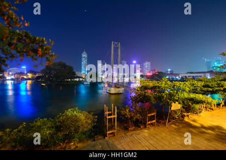 Colombo Le lac Beira, Skyline et les gratte-ciel modernes Banque D'Images