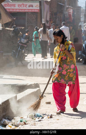 Femme balayant les rues de Katmandou Banque D'Images