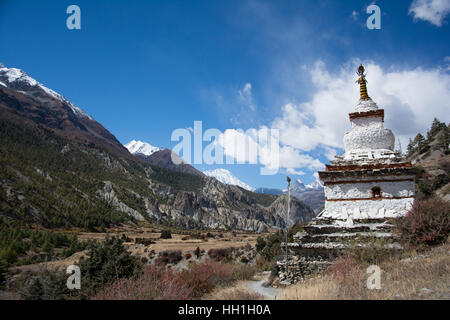 Dans la vallée de Manang stupa bouddhiste au Népal Banque D'Images